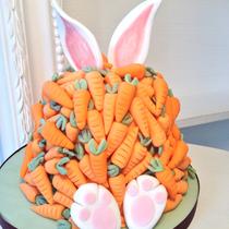 Motivtorte Ostern Hase im Karottenhaufen