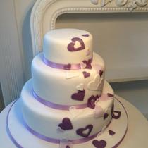 Motivtorte Hochzeit lila Herzerl