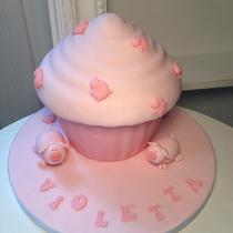Motivtorte Geburtstag Riesencupcake rosa Schweinchen
